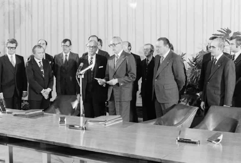 On the basis of proposals of the GDR were signed on the 16. 11 in the ministry of Foreign Affairs of the GDR in Berlin a row of important regulations and arrangements to traffic and other questions with the government of the FRG. After signing gave the deputy of the Minister of Foreign Affairs of the GDR, Kurt Nier (r). , an explanation from. On the left the leader of the constant representation of the FRG in the GDR, Guenter Gaus in Berlin, the former capital of the GDR, German democratic republic