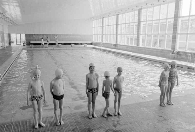 Swimming lessons of the 3rd class in Allende Schwimm resound in Berlin, the former capital of the GDR, German democratic republic