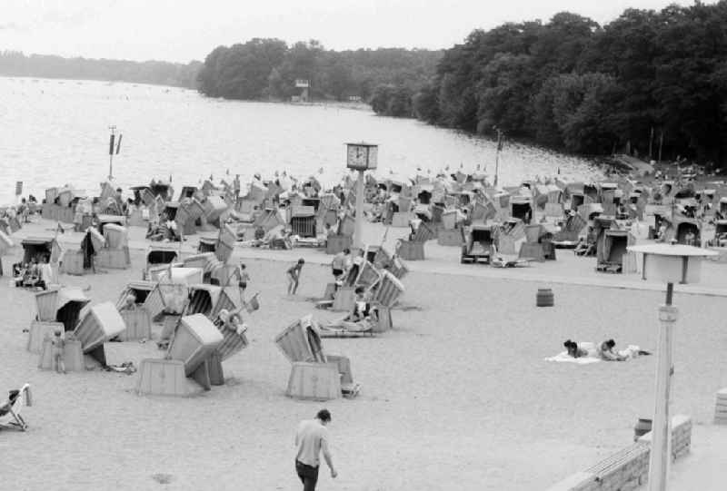 Bathers in the beach bath Mueggelsee in Berlin, the former capital of the GDR, German democratic republic