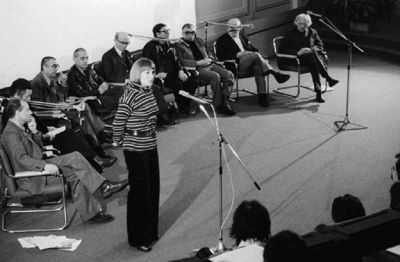 The German actress, Diseuse and Brecht's interpreter Gisela May (1924 - 2016) with the plenary meeting under the title „Nevertheless, the rain does not flow upwards' of the academy of the arts to honour of Bertolt Brecht in Berlin, the former capital of the GDR, German democratic republic. To the auxiliaries belonged vice president Manfred Wekwerth (1929 - 2014), Ekkehard Schall (1930 - 2005), Arno Mohr (1910 - 2001), Alexander Abusch (19