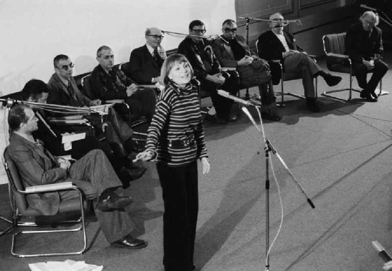 The German actress, Diseuse and Brecht's interpreter Gisela May (1924 - 2016) with the plenary meeting under the title „Nevertheless, the rain does not flow upwards' of the academy of the arts to honour of Bertolt Brecht in Berlin, the former capital of the GDR, German democratic republic. To the auxiliaries belonged vice president Manfred Wekwerth (1929 - 2014), Ekkehard Schall (1930 - 2005), Arno Mohr (1910 - 2001), Alexander Abusch (19