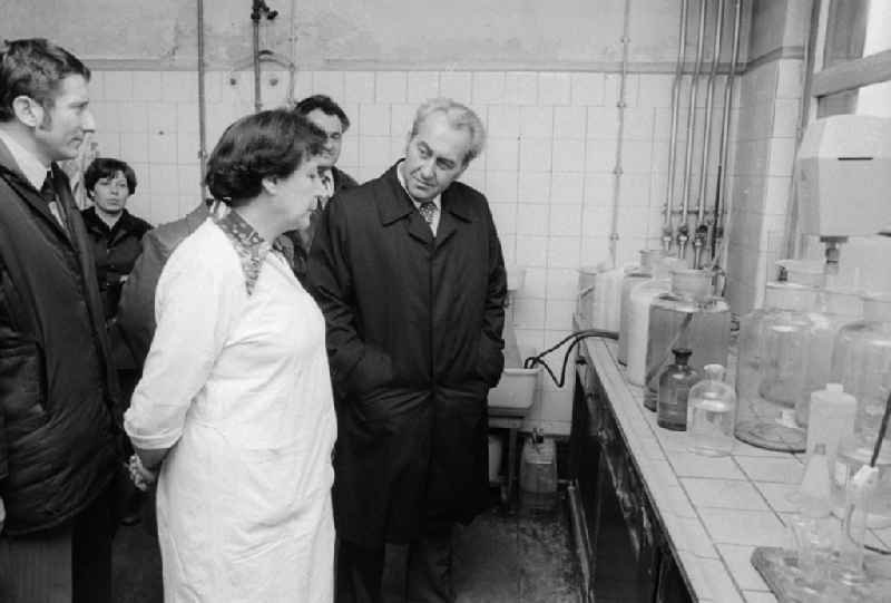 Visit of Konrad Naumann (1928-1992) in Berlin VEB chemistry in Berlin, the former capital of the GDR, German democratic republic. He visits the new distillation arrangement for the insulin production
