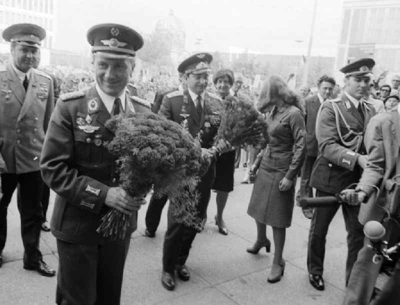 Ceremonious receipt for the Russian cosmonaut Waleri Fjodorowitsch Bykowski by the German cosmonaut Sigmund Jaehn before the building of the council of state of the GDR in the federal state Brandenburg in the area of the former GDR, German democratic republic