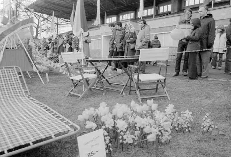 Visitor on the camping exhibition and leisure exhibition on the area between the society house and the regatta rostrum in Gruenau, in Berlin, the former capital of the GDR, German democratic republic