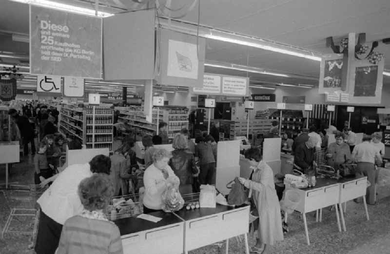 Customers in a HO purchase hall in Berlin, the former capital of the GDR, German democratic republic