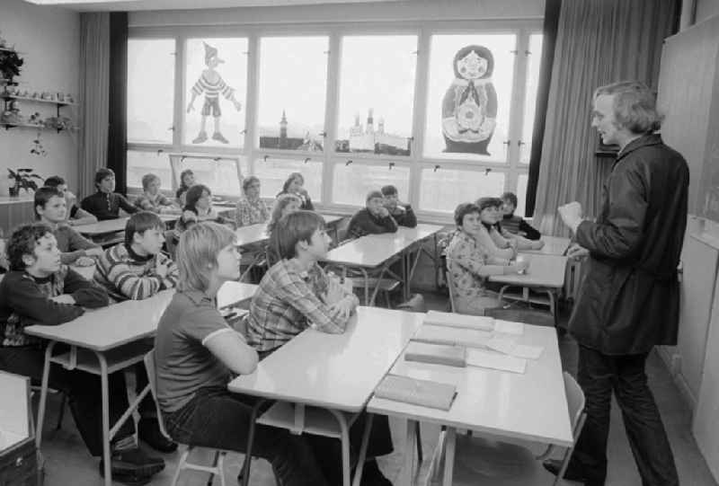 In Russian lessons in the 7th class in Berlin, the former capital of the GDR, German democratic republic