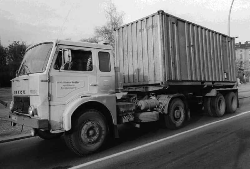 A truck of the type Jelcz 315 of the forwarding agency enterprise of the car VEB of fish oil Berlin with an oversea container on the Frankfurt avenue in Berlin, the former capital of the GDR, German democratic republic