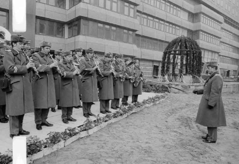 Topping-out ceremony to the new building of the bed high rise in the Charite in Berlin middle in Berlin, the former capital of the GDR, German democratic republic