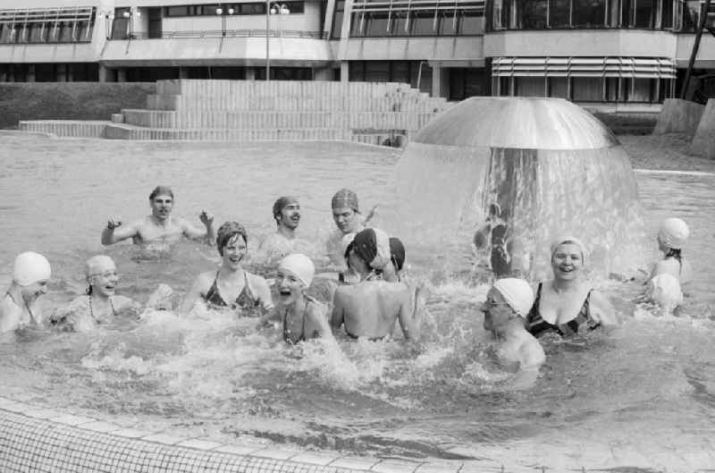 Bathers in the swimming-pool and fun bath in the sports centre and recreation centre (SEZ) in Berlin, the former capital of the GDR, German democratic republic