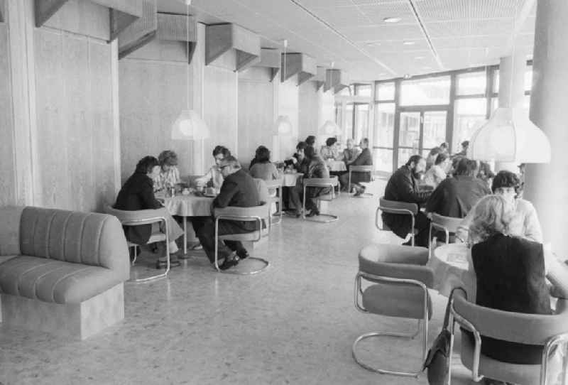 Guests and visitors in the restaurant 'crystal' in the sports centre and recreation centre (SEZ) in Berlin, the former capital of the GDR, German democratic republic