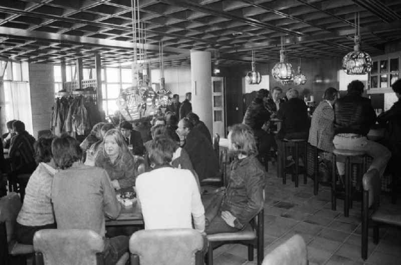Guests and visitors in the beer restaurant „to the Molle“ in the sports centre and recreation centre (SEZ) in Berlin, the former capital of the GDR, German democratic republic