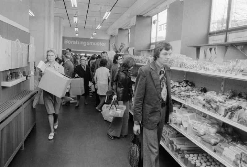 Customers in the HO - business 'chemistry at the home' in the Karl's Marx avenue in Berlin, the former capital of the GDR, German democratic republic. The VVB Plast-and Elastverarbeitung open own sales sites itself on plastic products had specified