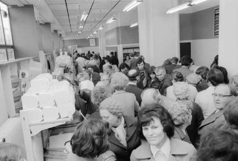 Customers in the HO - business 'chemistry at the home' in the Karl's Marx avenue in Berlin, the former capital of the GDR, German democratic republic. The VVB Plast-and Elastverarbeitung open own sales sites itself on plastic products had specified