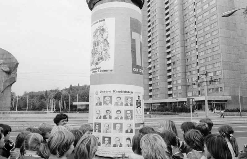 A school class before an advertising pillar with election posters for the choice of the 7th People's Parliament of the GDR in Berlin, the former capital of the GDR, German democratic republic