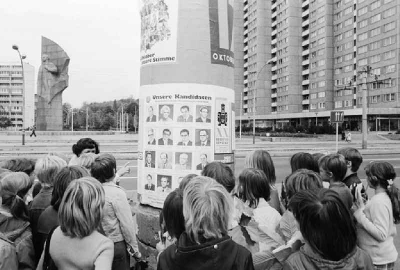 A school class before an advertising pillar with election posters for the choice of the 7th People's Parliament of the GDR in Berlin, the former capital of the GDR, German democratic republic