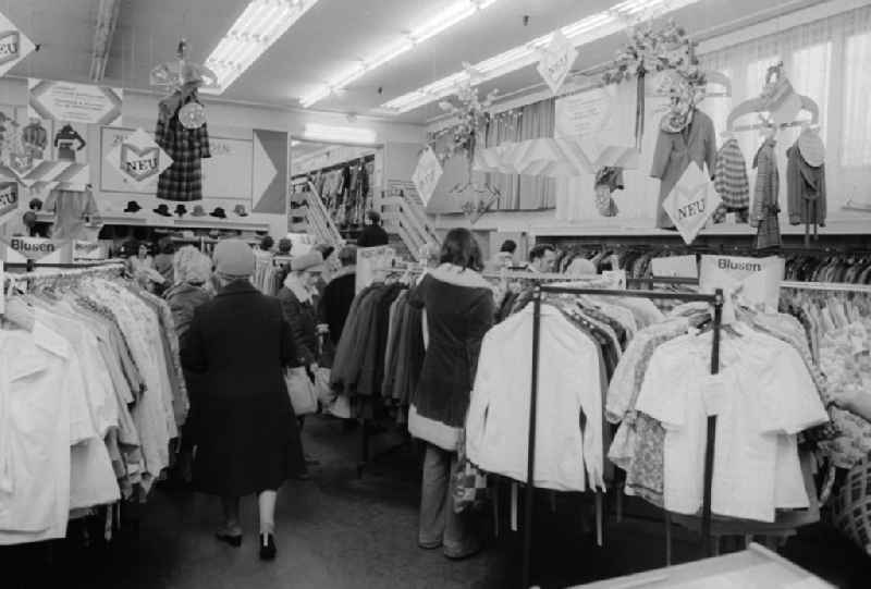 The ladies' wear department in the kontex department store in the Frankfurt avenue in Berlin, the former capital of the GDR, German democratic republic. Kontex was a department store association in Berlin. The complete name was: „If The consumption connected textile houses and clothing houses Berlin“
