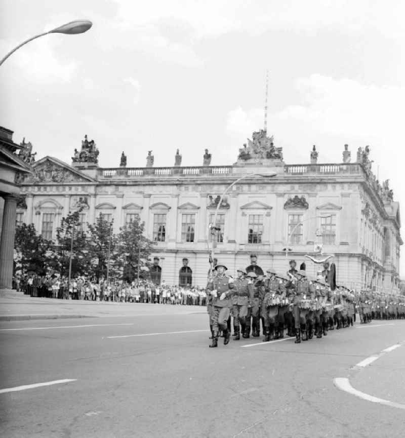 Big awake lift of the awake regiment NVA of 'Friedrich Engel' before the new guard in Berlin, the former capital of the GDR, German democratic republic