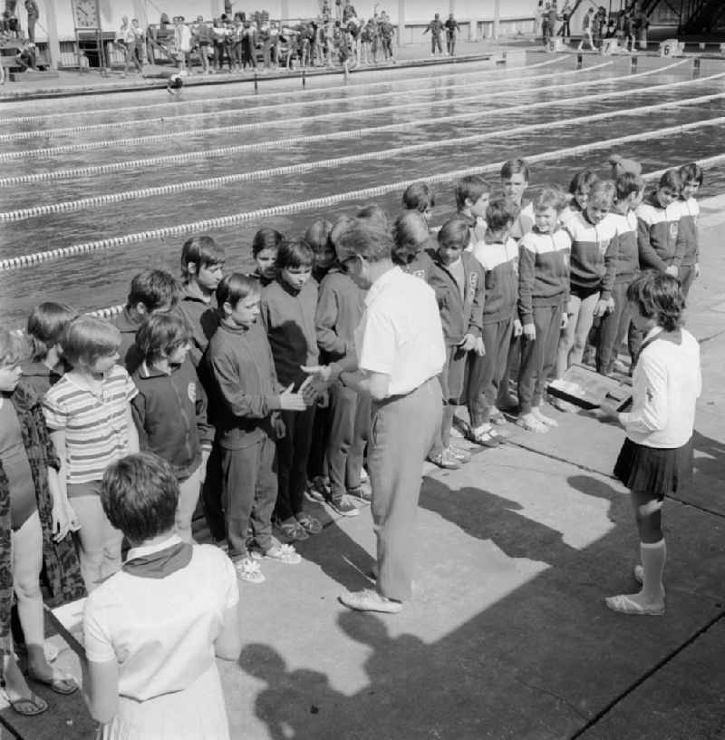 Award ceremony after a swimming competition in the Friesenstadion in the Volkspark Friedrichshain in Berlin, the former capital of the GDR, German Democratic Republic