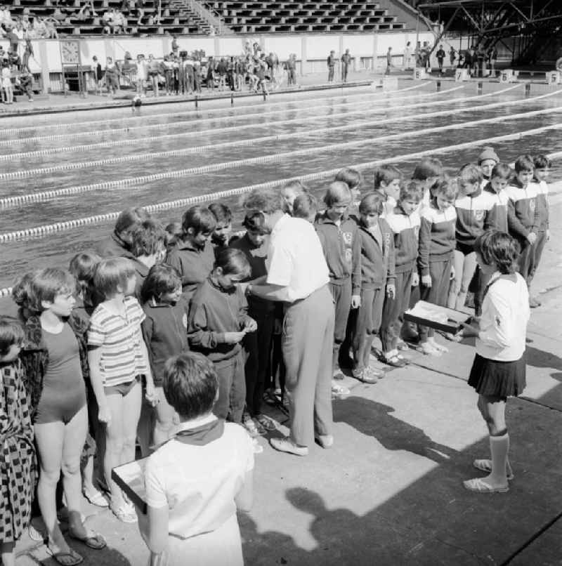 Award ceremony after a swimming competition in the Friesenstadion in the Volkspark Friedrichshain in Berlin, the former capital of the GDR, German Democratic Republic