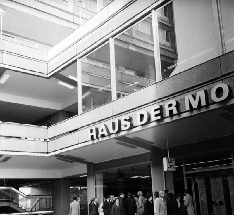 Customers in front of the 'Haus der Mode' department store in the Rathauspassagen in Berlin, the former GDR capital, German Democratic Republic