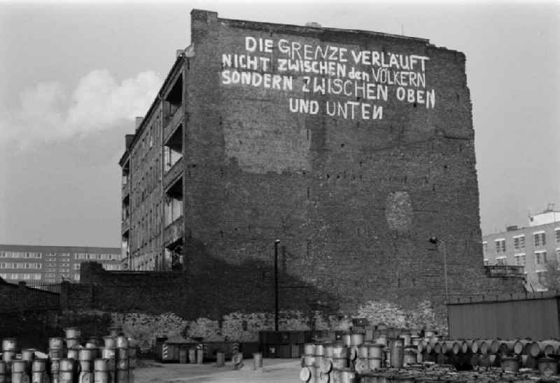 The house Koepi (occupied in the turnaround ) with the words 'The border does not run between the peoples, but between above and below' in Koepenicker Strasse 137 in Berlin - Mitte, the former capital of the GDR, German Democratic Republic