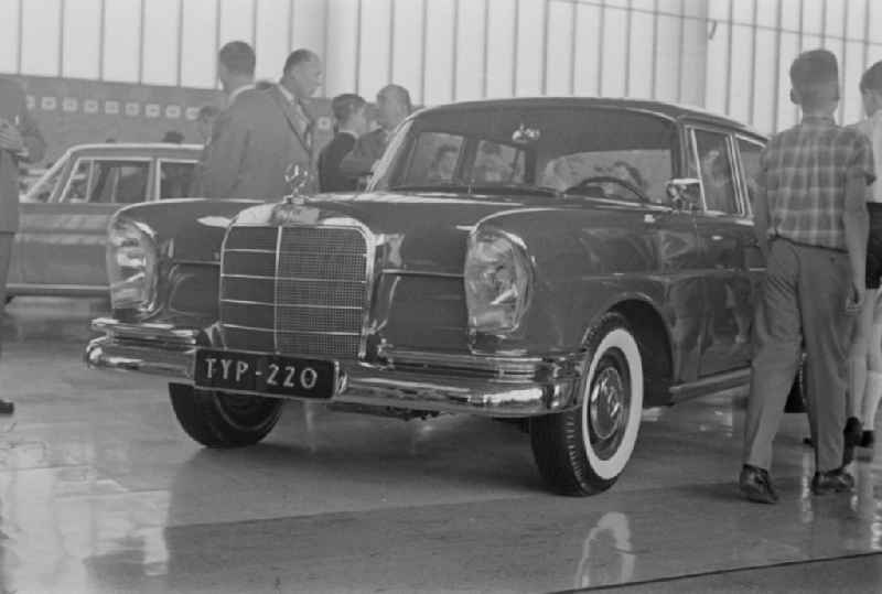 Visitors at the exhibition eines PKW Automobils vom Typ Mercedes-Benz 22