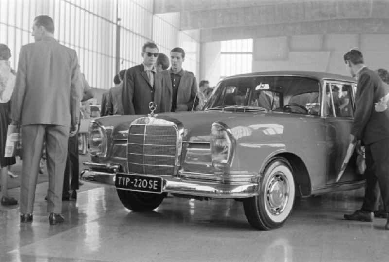Visitors at the exhibition eines PKW Automobils vom Typ Mercedes-Benz 22