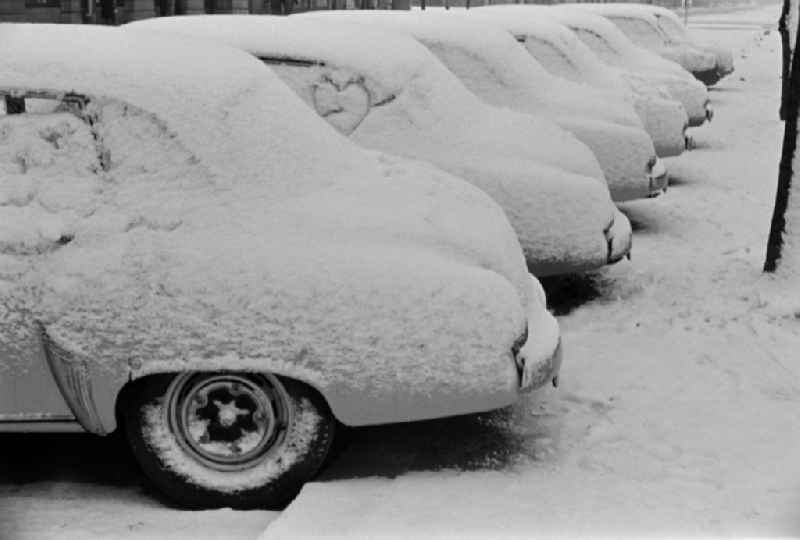 Wintry snowy Cars - motor vehicles in a parking lot des Typs Wartburg 312 in Berlin, the former capital of the GDR, German Democratic Republic