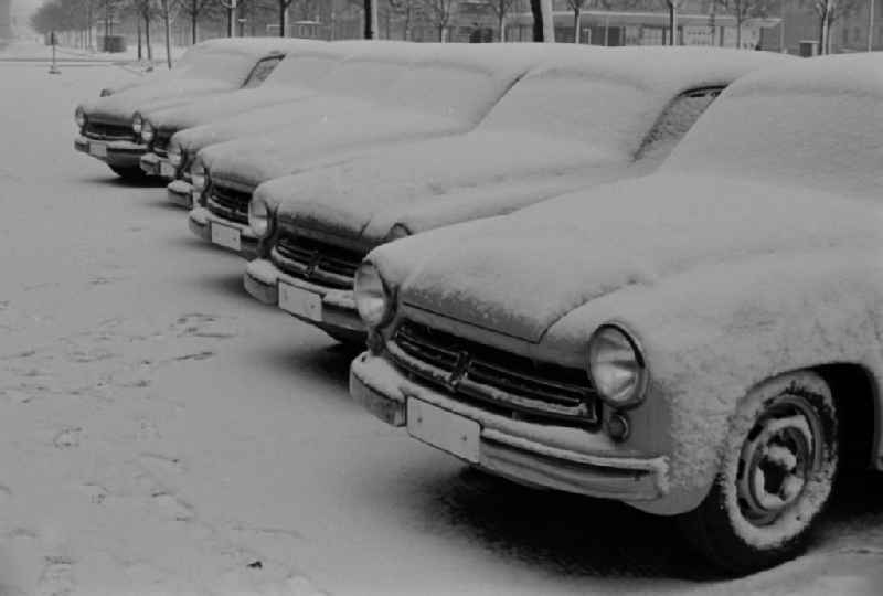 Wintry snowy Cars - motor vehicles in a parking lot des Typs Wartburg 312 in Berlin, the former capital of the GDR, German Democratic Republic
