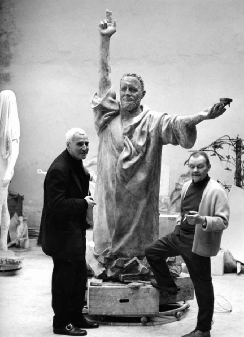 Writer Konstantin Michailowitsch Simonow visits the sculptor Fritz Cremer while working on his free sculpture and round sculpture 'And it moves!' (Galileo II) in his studio on Pariser Platz in the Mitte district in Berlin, the former capital of the GDR, German Democratic Republic