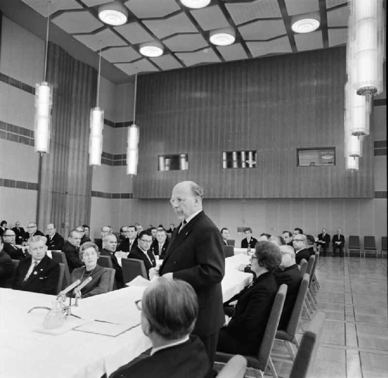 Chairman of the State Council of the GDR, Walter Ulbricht, in the State Council building on Marx-Engels-Platz, at a reception for 50 general partners. The occasion of the reception was the 1