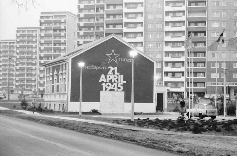 Opening of the history cabinet of today's House of Liberation in Leninallee, today's Landsberger Allee 563 in the district Marzahn in Berlin, the former capital of the GDR, German Democratic Republic.  On the gable wall there is a white letter 'April 21, 1945' above it and a star in Cyrillic letters the words 'Probjeda (Sieg)' and 'Na Berlin (Nach Berlin)'