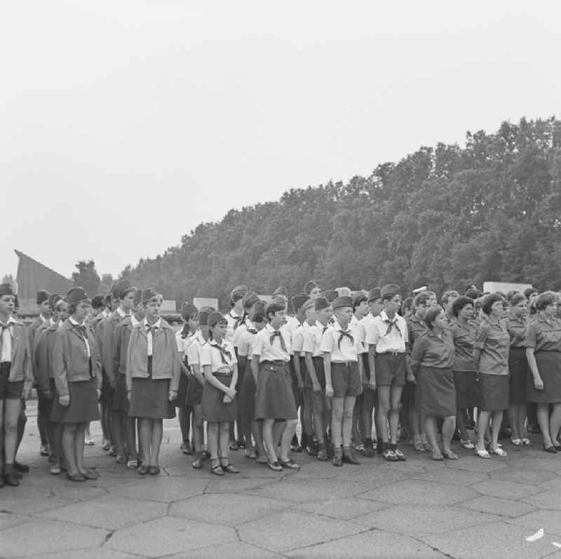 Participants of the event von Pionieren und FDJlern beim Appell vor dem Sowjetischen Ehrenmal in the district Treptow in Berlin, the former capital of the GDR, German Democratic Republic
