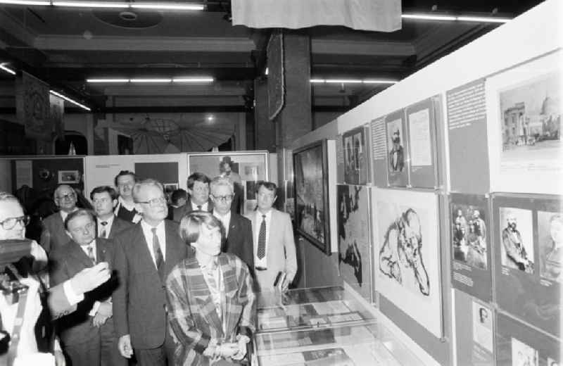 SPD - Chairman Willy Brandt on a tour to the exhibition in the Museum fuer Deutsche Geschichte in the district Mitte in Berlin, the former capital of the GDR, German Democratic Republic