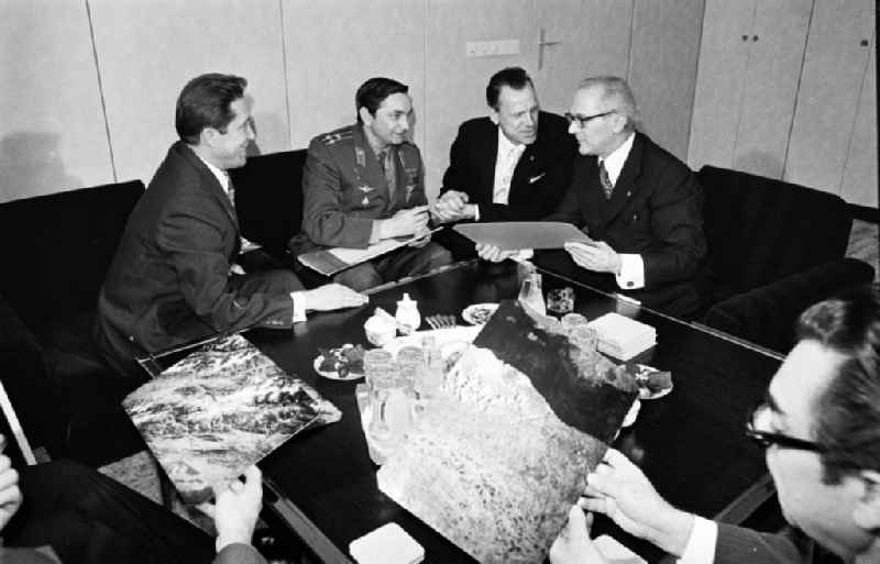 Meeting, discussion and exchange of views between Erich Honecker and cosmonauts Dr. Waleri Bykowski and Dipl.-Ing. Wladimir Axjonow in Berlin, the former capital of the GDR, German Democratic Republic
