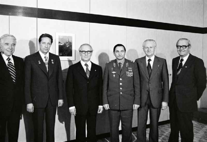 Meeting, discussion and exchange of views between Erich Honecker and cosmonauts Dr. Waleri Bykowski and Dipl.-Ing. Wladimir Axjonow in Berlin, the former capital of the GDR, German Democratic Republic