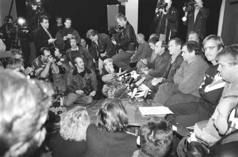 PDS members Elke Herer, Gregor Gysi, Hanno Harnisch, Lothar Bisky and Dietmar Bartsch during hunger strike in the Volksbuehne theater on Rosa-Luxemburg-Platz in the district Mitte in Berlin, the former capital of the GDR, German Democratic Republic