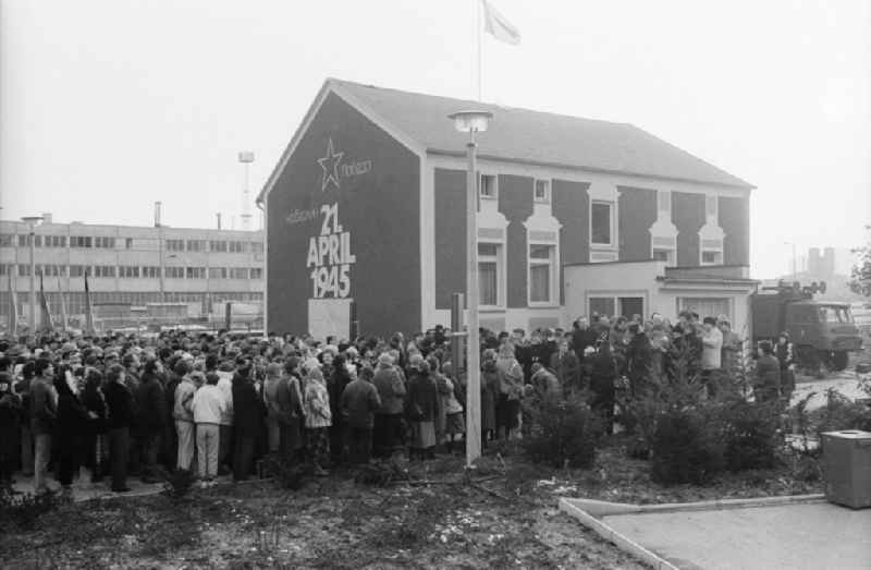 Opening of the history cabinet of today's House of Liberation in Leninallee, today's Landsberger Allee 563 in the district Marzahn in Berlin, the former capital of the GDR, German Democratic Republic.  On the gable wall there is a white letter 'April 21, 1945' above it and a star in Cyrillic letters the words 'Probjeda (Sieg)' and 'Na Berlin (Nach Berlin)'. Guests and visitors in front of the building