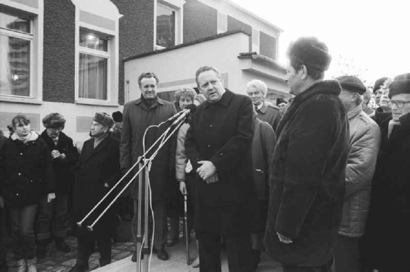 Opening of the history cabinet of today's House of Liberation in Leninallee, today's Landsberger Allee 563 in the district Marzahn in Berlin, the former capital of the GDR, German Democratic Republic. Guenter Schabowski, Secretary of the Central Committee of the SED Socialist Unity Party of Germany, during the symbolic handover of the keys