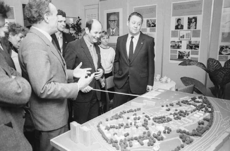 Opening of the history cabinet of today's House of Liberation in Leninallee, today's Landsberger Allee 563 in the district Marzahn in Berlin, the former capital of the GDR, German Democratic Republic. The exhibition manager shows a district model in the building to Guenter Schabowski, Secretary of the Central Committee of the SED Socialist Unity Party of Germany