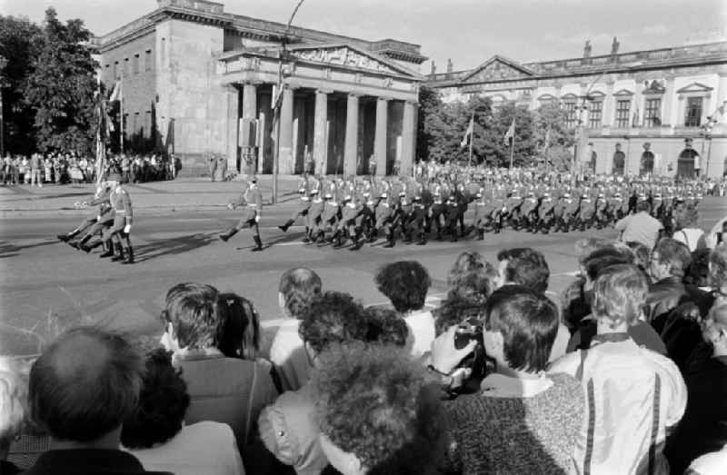 Parade formation and march of soldiers and officers of regiment „Feliks Dzierzynski“ before the Neue Wache in street Unter den Linden in the district Mitte in Berlin, the former capital of the GDR, German Democratic Republic