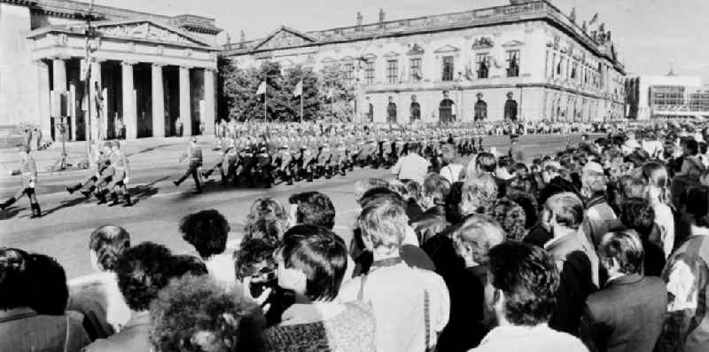 Parade formation and march of soldiers and officers of regiment „Feliks Dzierzynski“ before the Neue Wache in street Unter den Linden in the district Mitte in Berlin, the former capital of the GDR, German Democratic Republic