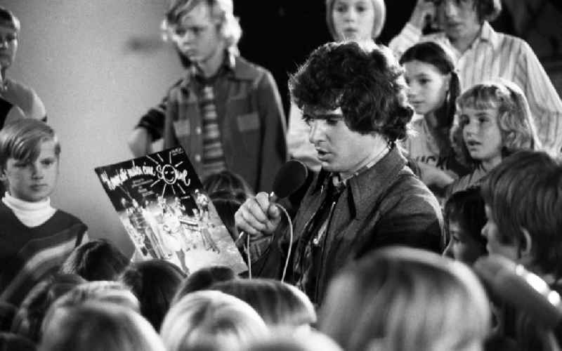 Musician Frank Schoebel sings songs from the record 'Komm wir malen eine Sonne' with a group of children in Berlin, the former capital of the GDR, German Democratic Republic