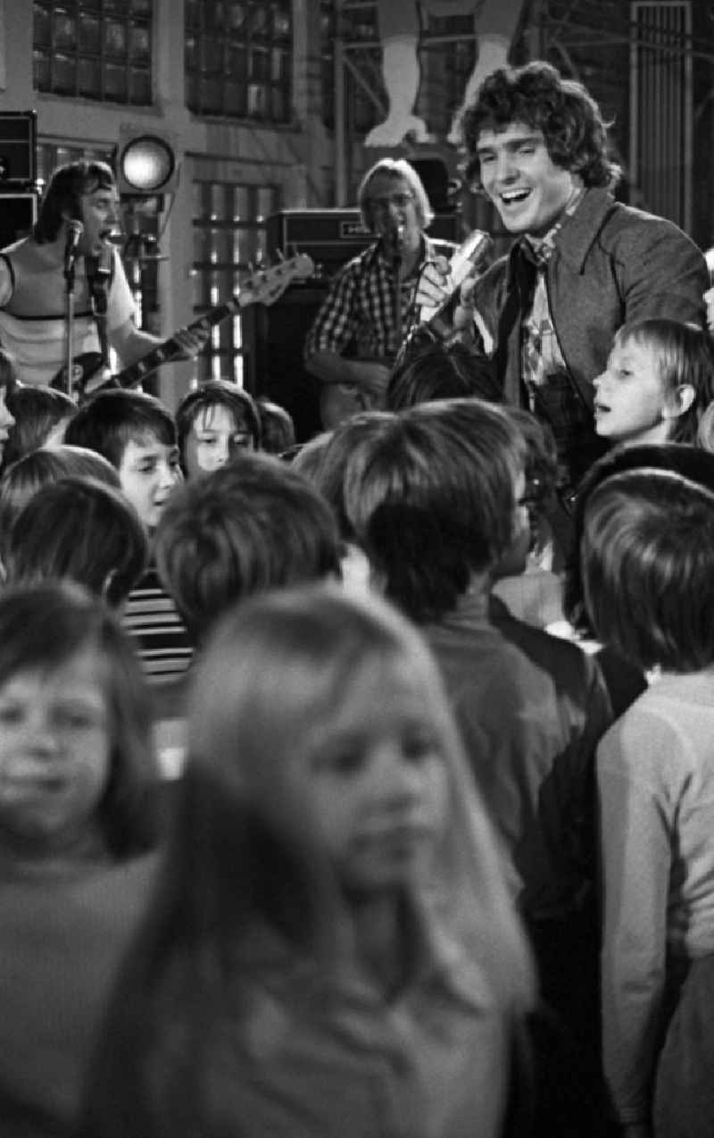 Musician Frank Schoebel sings songs from the record 'Komm wir malen eine Sonne' with a group of children in Berlin, the former capital of the GDR, German Democratic Republic
