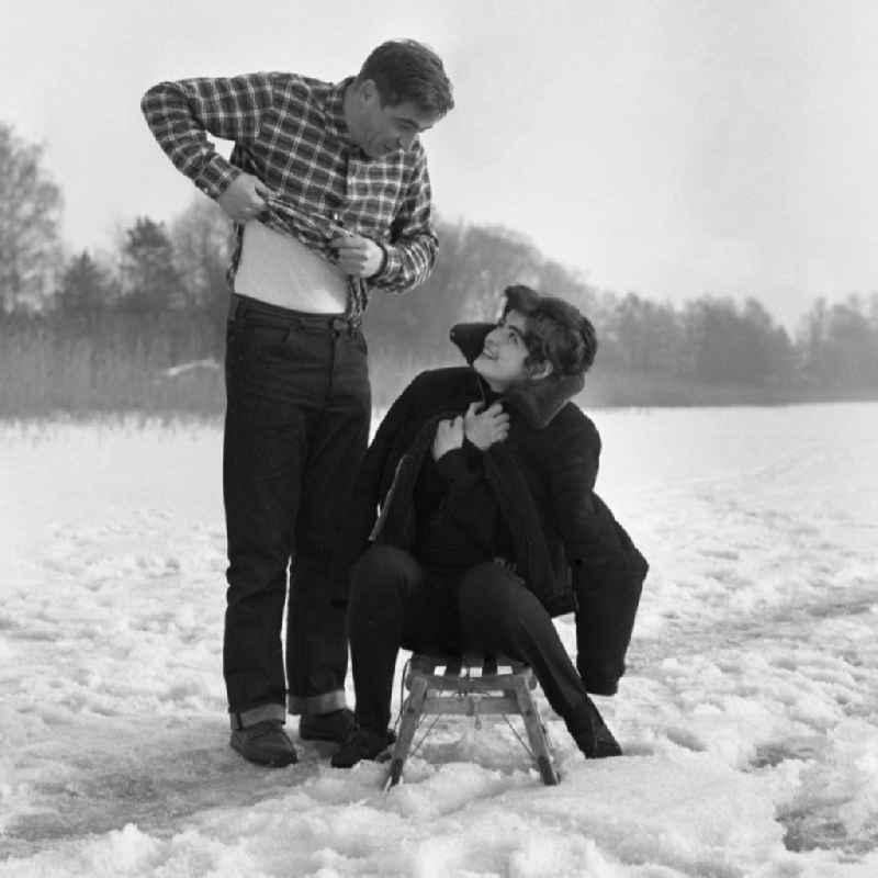 The actress Kati Szekely (Catherine Székely) and the actor Juergen Frohriep on the snow-covered ice layer of the Mueggelsee in winter in Berlin, the former capital of the GDR, German Democratic Republic