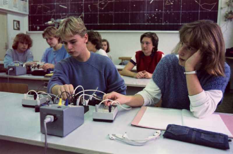 Pupils of a polytechnic secondary school in physics lessons in Berlin, the former capital of the GDR, German Democratic Republic