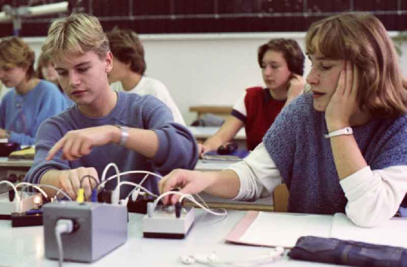 Pupils of a polytechnic secondary school in physics lessons in Berlin, the former capital of the GDR, German Democratic Republic