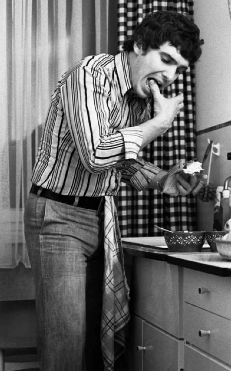 Portrait shot of the singer and musician Frank Schoebel in the kitchen of his apartment doing housework in the district Mitte in Berlin Eastberlin, the former capital of the GDR, German Democratic Republic
