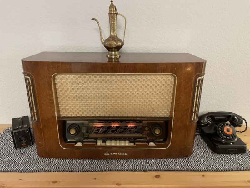 Radio set ' RFT - Berolina ' in an apartment in the district Mahlsdorf in Berlin Eastberlin on the territory of the former GDR, German Democratic Republic