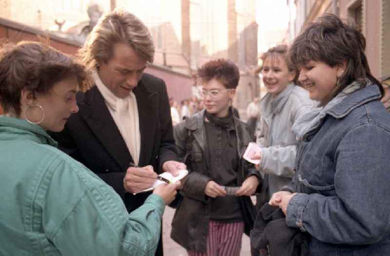 Portrait shot of the singer and musician Roland Kaiser distributing autographs in Berlin Eastberlin on the territory of the former GDR, German Democratic Republic